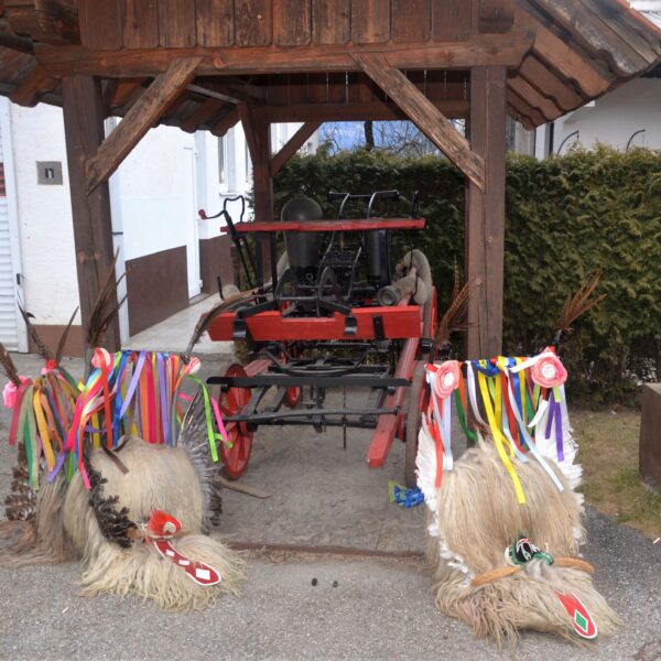 Kurenti preganjali zimo v Libeličah!