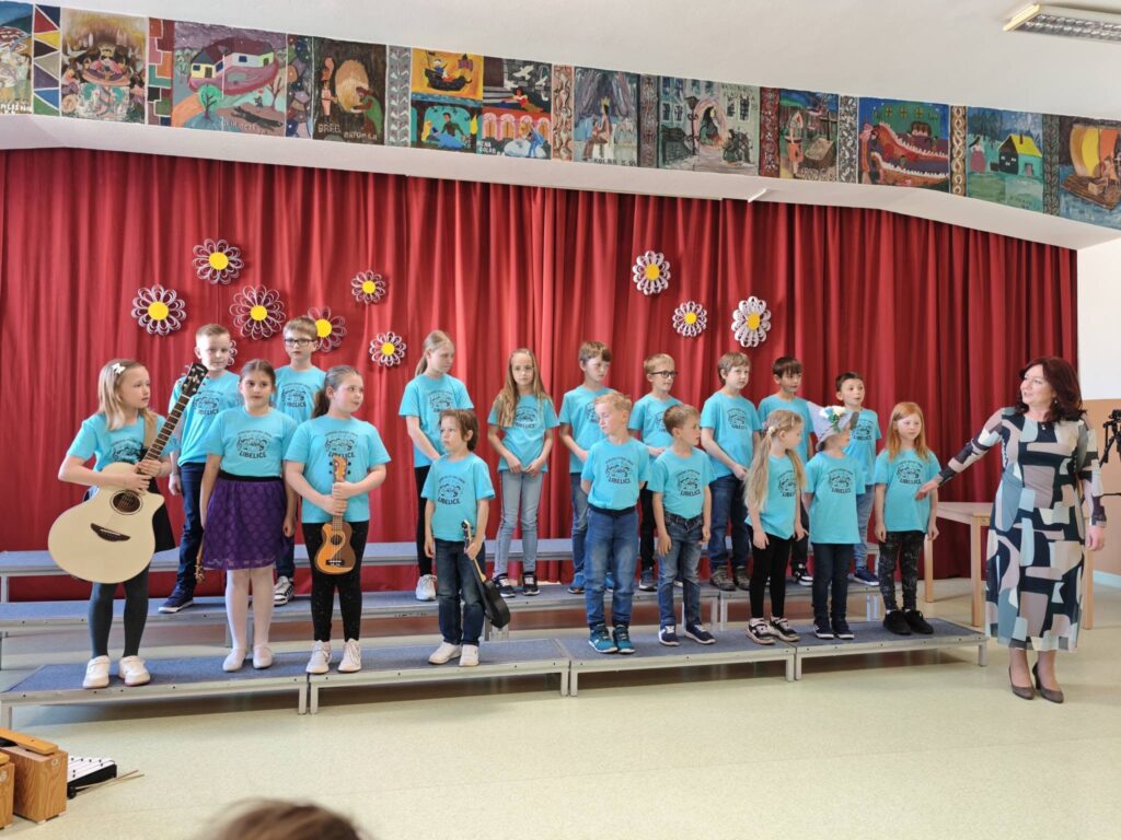 Pevski zbor OŠ Libeliče je danes svojo šolo in našo malo vasico zastopal na območnem srečanju otroških in mladinskih pevskih zborov v Dravogradu.
V novih modrih majčkah so pogumno prikorakali na oder, pod vodstvom Anita Kordež Grögl,